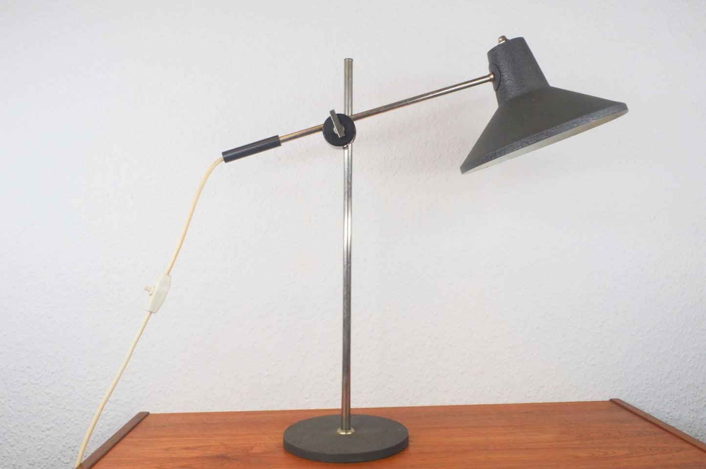 Mid-Century Auslegerlampe Schrumpflack Tischlampe 1960s Bauhaus Design