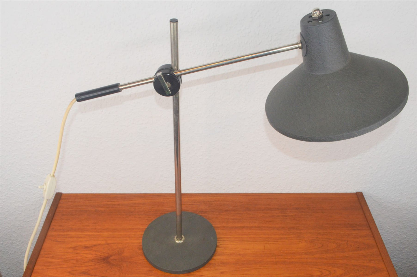 Mid-Century Auslegerlampe Schrumpflack Tischlampe 1960s Bauhaus Design