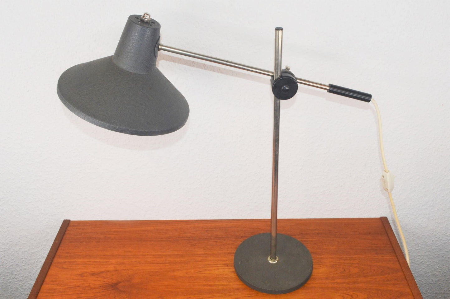 Mid-Century Auslegerlampe Schrumpflack Tischlampe 1960s Bauhaus Design