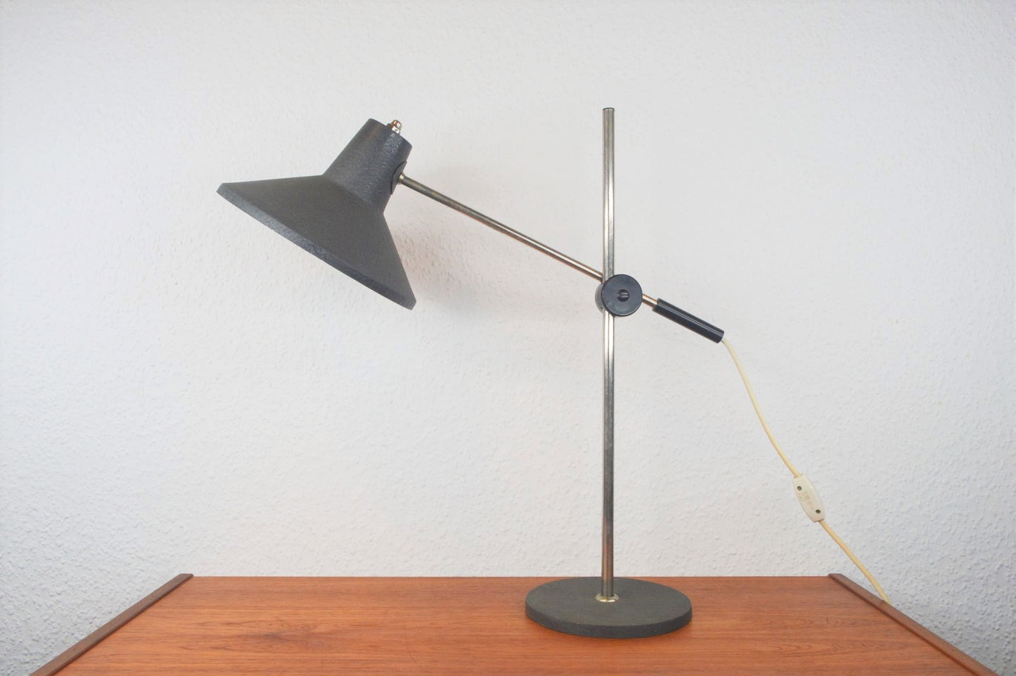 Mid-Century Auslegerlampe Schrumpflack Tischlampe 1960s Bauhaus Design