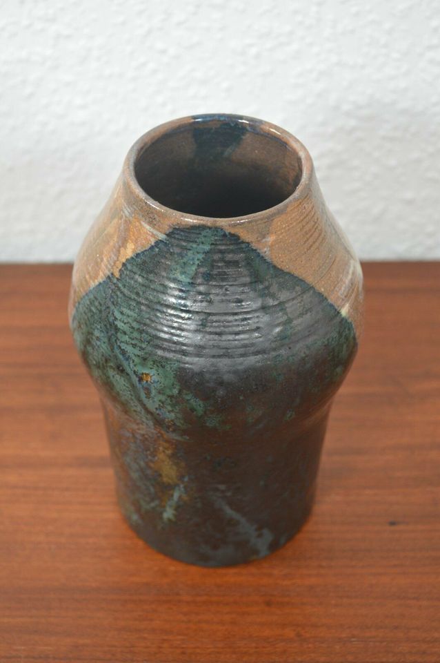 Moderne studiekeramisk vase med karakteristisk 1980'er-design fra midten af ​​århundredet