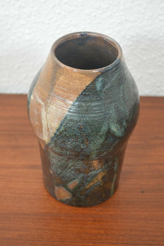 Moderne studiekeramisk vase med karakteristisk 1980'er-design fra midten af ​​århundredet